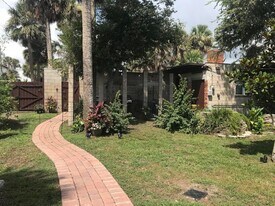912 N Grandview Ave in Daytona Beach, FL - Building Photo
