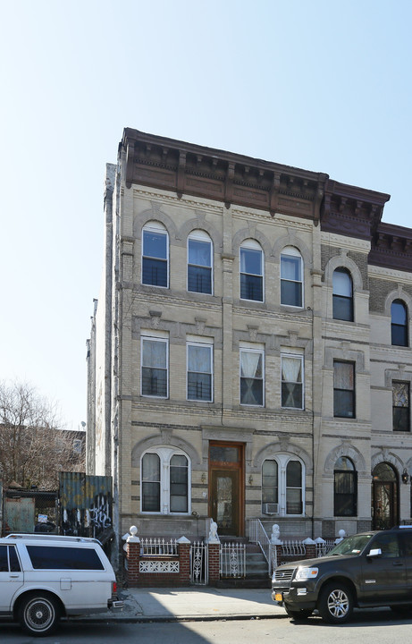 460 Madison St in Brooklyn, NY - Building Photo