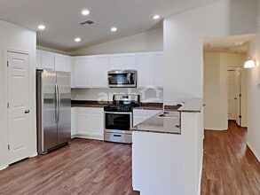 12427 N Floating Feather Ln in Marana, AZ - Foto de edificio - Building Photo