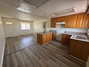 509 E Ave Q, Unit 5 in Palmdale, CA - Building Photo - Building Photo