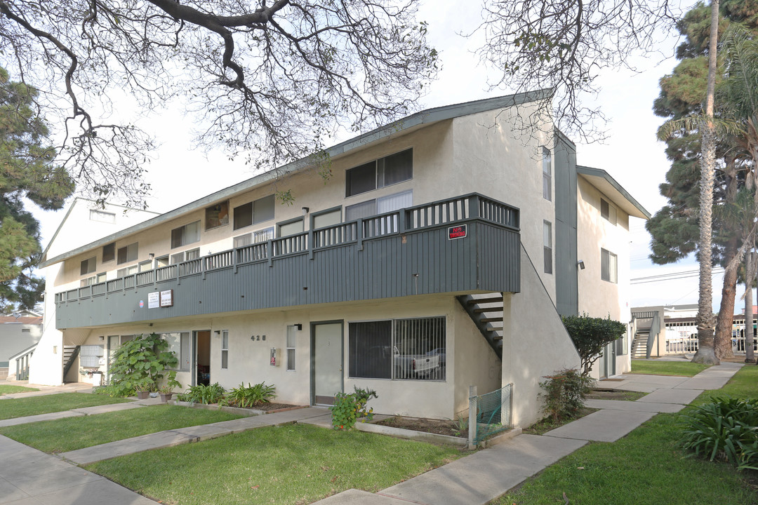 Avila Apartments in Oxnard, CA - Building Photo