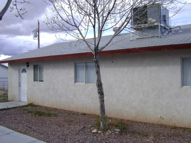 1090 S Quartzite Ave in Pahrump, NV - Foto de edificio - Building Photo