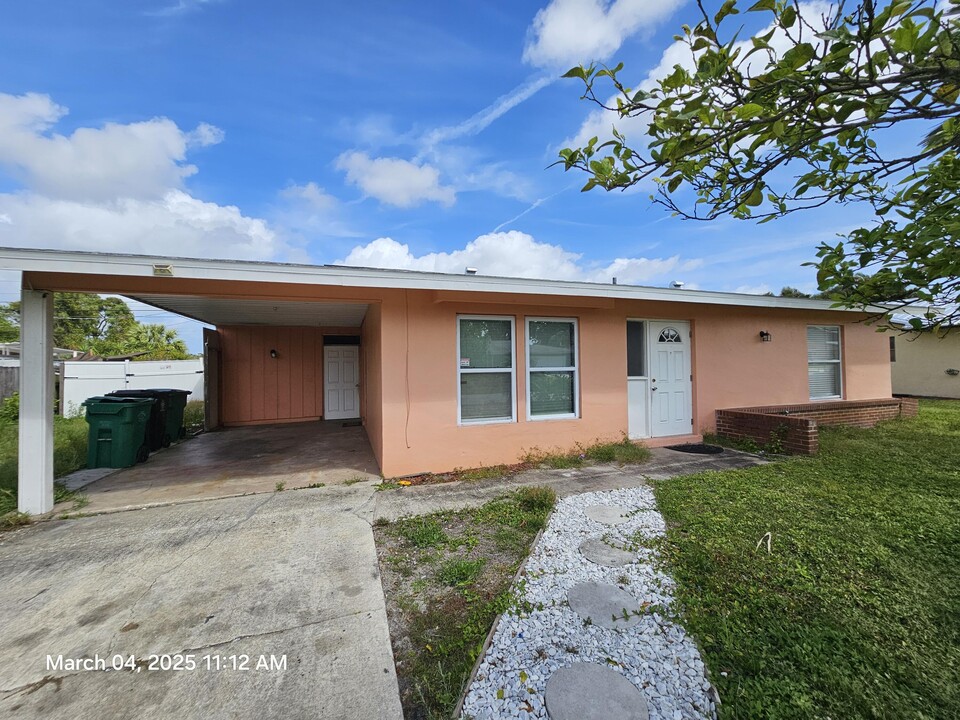 1297 SE Petunia Ave in Port St. Lucie, FL - Building Photo