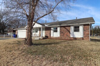 906 W Ash St in Junction City, KS - Building Photo - Building Photo