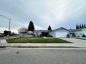 1020 Sandpiper Way in Atwater, CA - Building Photo