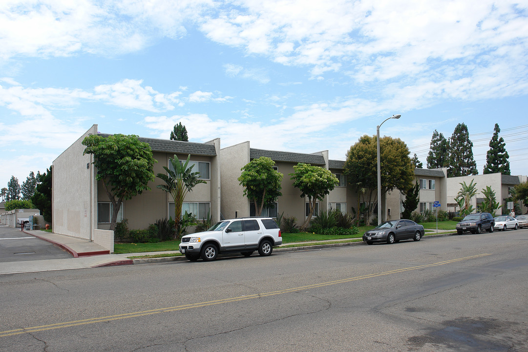 820 W Walnut Ave in Orange, CA - Foto de edificio