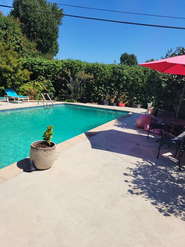 4734 Allott Ave in Sherman Oaks, CA - Building Photo - Building Photo