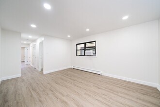 213 Manhattan Ave in Jersey City, NJ - Building Photo - Building Photo