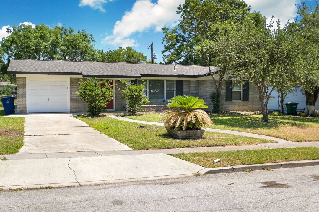 443 Senova Dr in San Antonio, TX - Building Photo