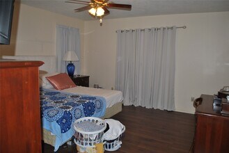401 Laurel Dr in Friendswood, TX - Foto de edificio - Building Photo