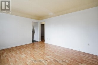 6167 Dorchester Rd in Niagara Falls, ON - Building Photo - Building Photo