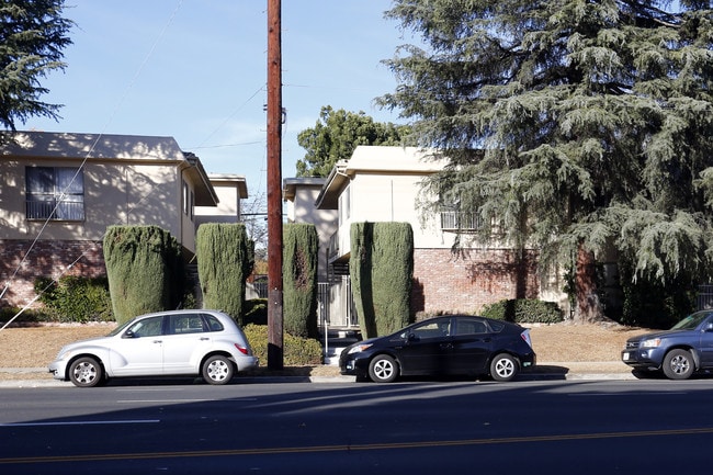 13515-13519 Burbank Blvd in Van Nuys, CA - Building Photo - Primary Photo