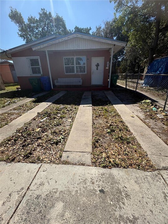 920 NW 55th Ter in Miami, FL - Building Photo