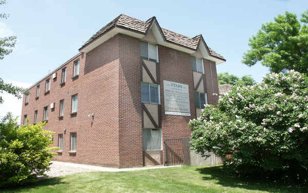 Penn Court Apartments in Englewood, CO - Building Photo - Building Photo