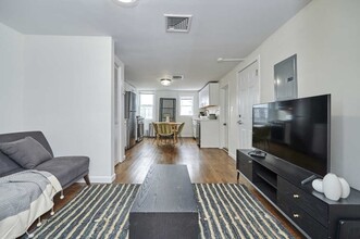 241 E St, Unit 3 in Boston, MA - Building Photo - Building Photo