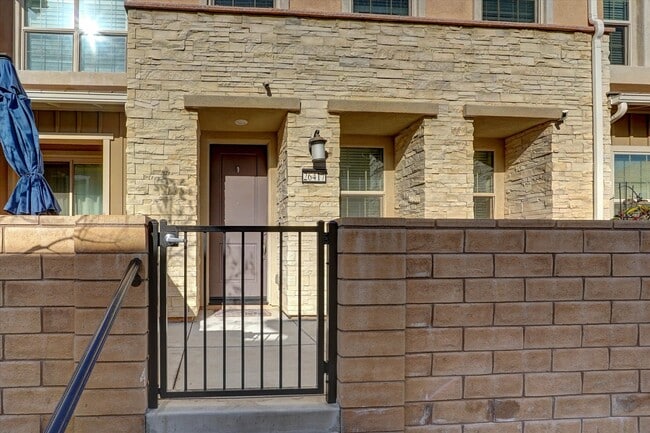 26417 Choral Ln in Santa Clarita, CA - Foto de edificio - Building Photo