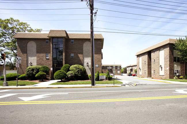 Landmark East in Ridgefield Park, NJ - Building Photo - Building Photo