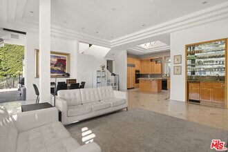 10557 Rocca Pl in Los Angeles, CA - Building Photo - Building Photo