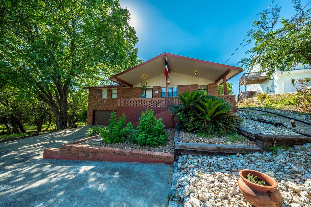 1267 E Common St in New Braunfels, TX - Building Photo