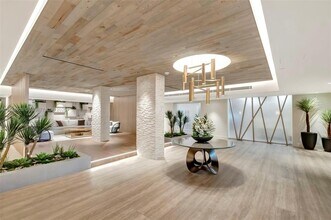 2301 Collins Ave, Unit 321 in Miami Beach, FL - Foto de edificio - Building Photo