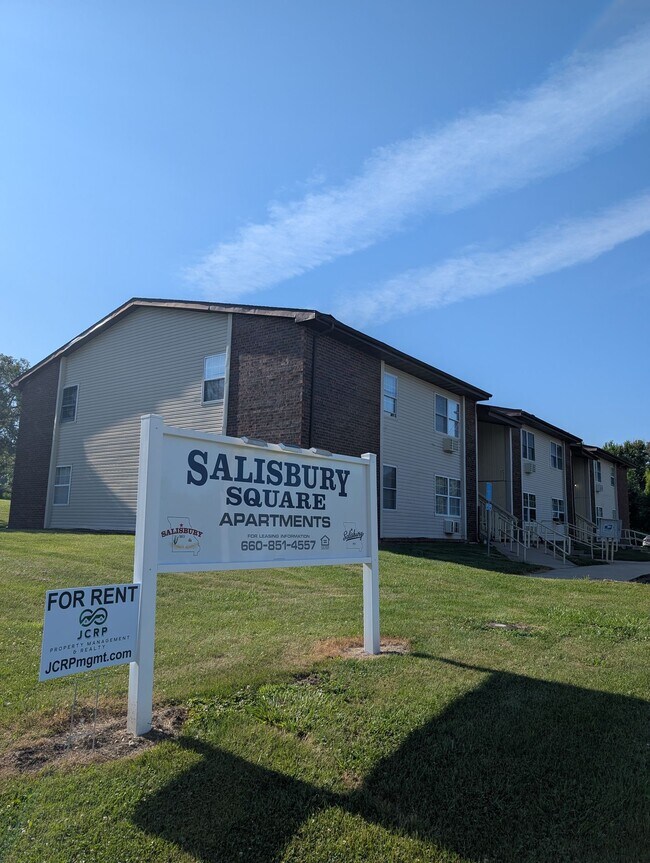411 W 2nd St in Salisbury, MO - Building Photo - Building Photo