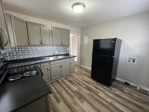 855 Bellevue St, Unit 855-A in Greensboro, NC - Foto de edificio - Building Photo