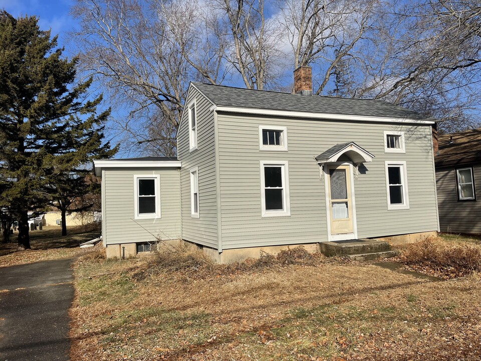 4 Pleasant St in East Windsor, CT - Building Photo