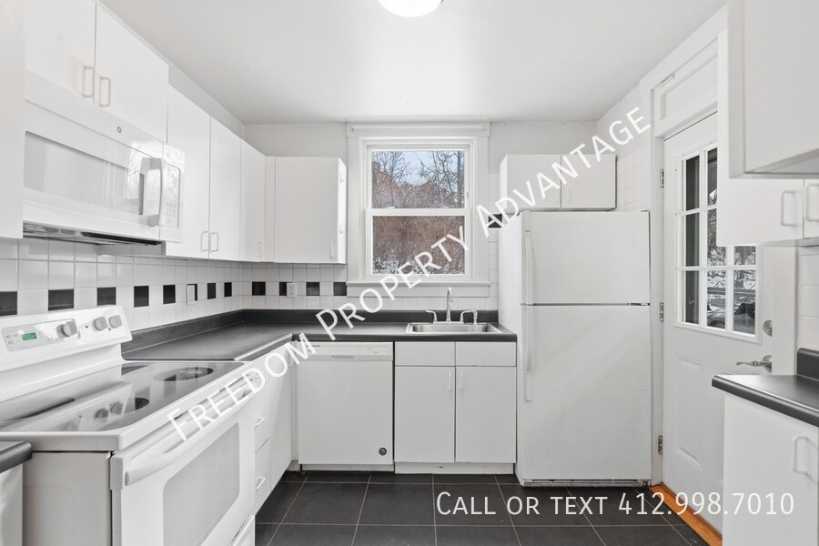 755 Shady Dr E in Pittsburgh, PA - Building Photo