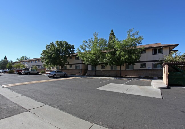 Hawk View Apartments in Reno, NV - Building Photo - Building Photo