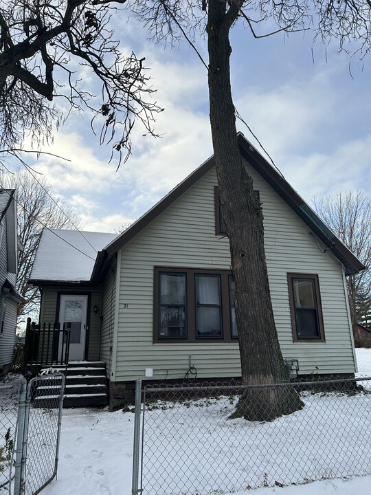 21 Helena St in Rochester, NY - Building Photo