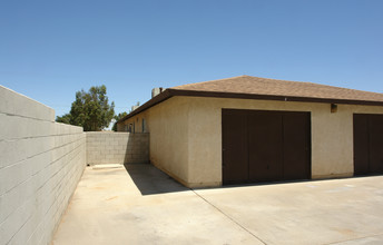 15554 Bear Valley Rd in Victorville, CA - Building Photo - Building Photo