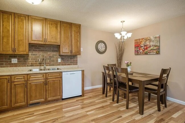 11905 90th Ave N in Maple Grove, MN - Building Photo - Building Photo