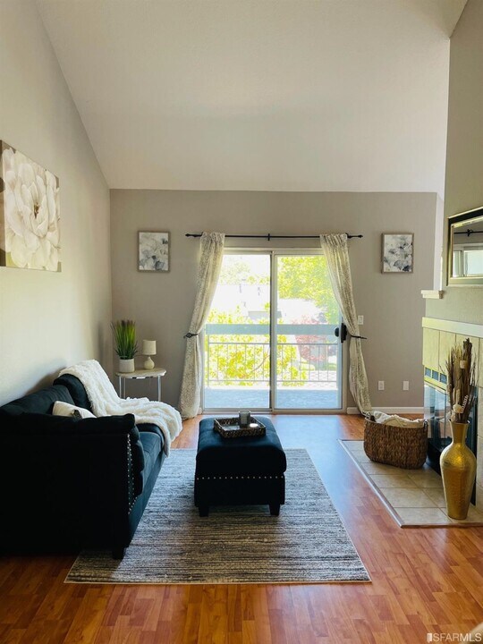 8185 Mountain View Dr, Unit B in Pleasanton, CA - Building Photo