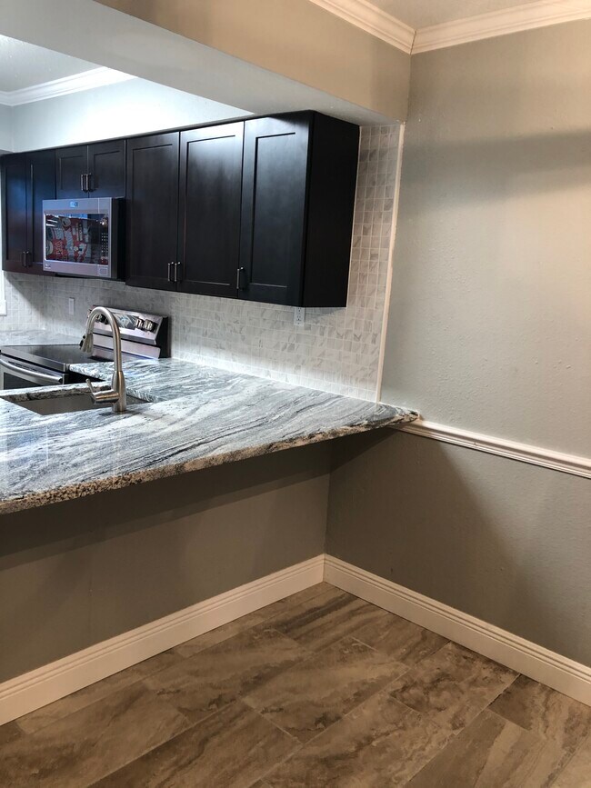 832 Camargo Way, Unit sunny kitchen in Altamonte Springs, FL - Foto de edificio - Building Photo