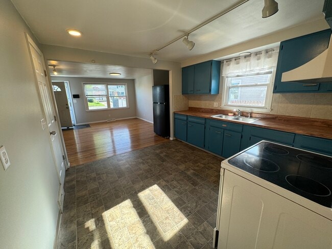 72 Bannard Ave, Unit upper