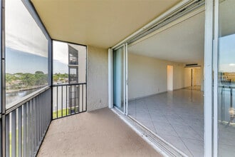 7 Royal Palm Way in Boca Raton, FL - Building Photo - Building Photo