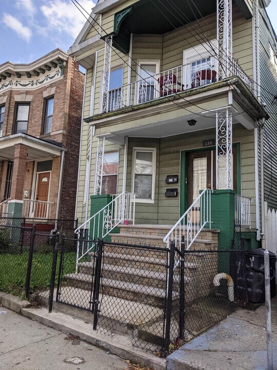 239 Bayview Ave in Jersey City, NJ - Building Photo