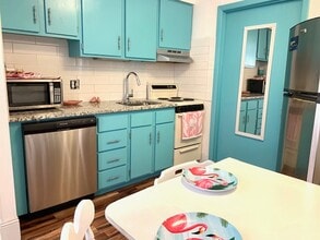 800 S Westland Drive, Unit 15 The Pink Flamingo in Appleton, WI - Foto de edificio - Building Photo