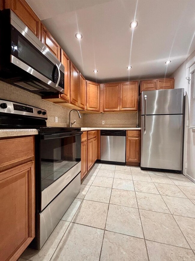 3101 N Country Club Dr in Aventura, FL - Building Photo - Building Photo