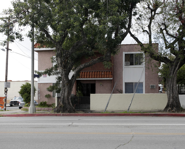 6703 Laurel Canyon Blvd in North Hollywood, CA - Foto de edificio - Building Photo