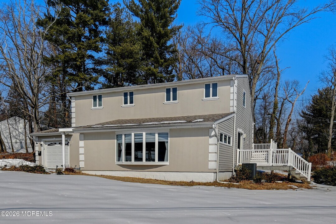 17 Thomas Rd in East Brunswick, NJ - Building Photo