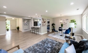 425 Lakewood Blvd in Park Forest, IL - Building Photo - Building Photo