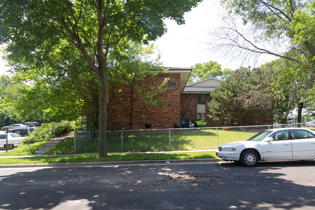 Spring Park Apartments in Milwaukee, WI - Foto de edificio - Building Photo