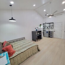 17351 Bullock St, Unit STUDIOGUESTHOUSE in Encino, CA - Building Photo - Building Photo