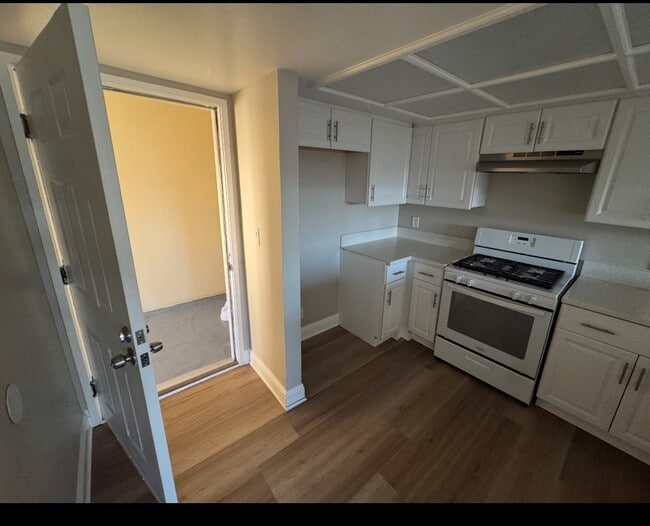 14731 Erwin St, Unit 6 in Los Angeles, CA - Building Photo - Building Photo