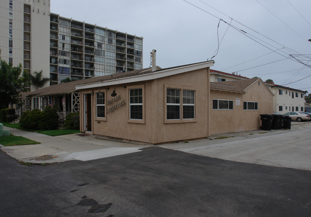 4952-4970 Cass St in San Diego, CA - Building Photo