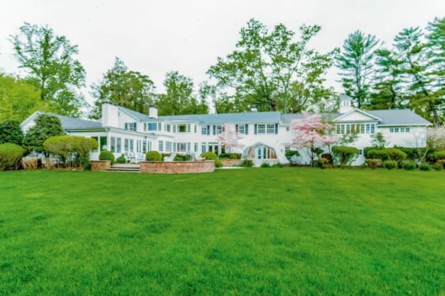 490 Hollow Tree Ridge Rd in Darien, CT - Foto de edificio