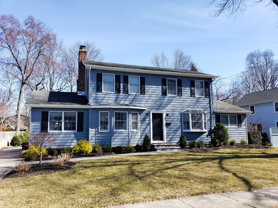 118 Burr Ave in Northport, NY - Foto de edificio