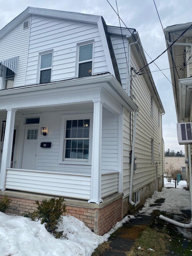 104 S 4th St, Unit Casa in Frackville, PA - Foto de edificio - Building Photo