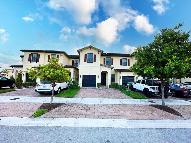10332 West 33rd Ct in Hialeah, FL - Foto de edificio - Building Photo
